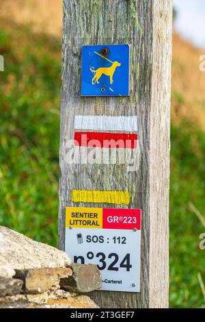 Francia, Manche, Cotentin, Barneville-Carteret, Cap de Carteret, segno del sentiero GR 223 Foto Stock