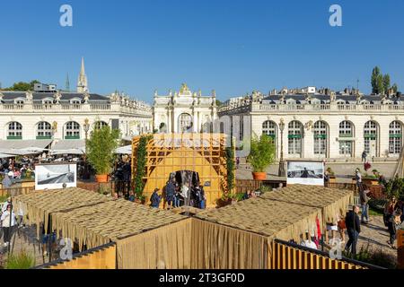 Francia, Meurthe et Moselle, Nancy, piazza Stanislas (ex piazza reale) costruita da Stanislas Leszczynski, re di Polonia e ultimo duca di Lorena nel XVIII secolo, patrimonio mondiale dell'UNESCO durante l'evento Jardin Ephemere 2023 che celebra il 40° anniversario dell'inserimento nell'elenco dei patrimoni dell'umanità dell'UNESCO e il 50° anniversario del gemellaggio con la città giapponese di Kanazawa, basato sul tema Air, vista dall'alto di piazza Stanislao con la statua del re Stanislao, qui arco e campanile della basilica di Sant'Epvre Foto Stock