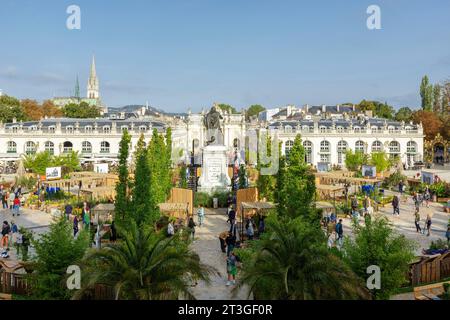 Francia, Meurthe et Moselle, Nancy, piazza Stanislas (ex piazza reale) costruita da Stanislas Leszczynski, re di Polonia e ultimo duca di Lorena nel XVIII secolo, patrimonio mondiale dell'UNESCO durante l'evento Jardin Ephemere 2023 che celebra il 40° anniversario dell'inserimento nell'elenco dei patrimoni dell'umanità dell'UNESCO e il 50° anniversario del gemellaggio con la città giapponese di Kanazawa, basato sul tema Air, vista ad alto angolo di piazza Stanislas dal balcone del municipio con la statua del re Stanislao, arco e campanile della basilica di Sant'Epvre Foto Stock