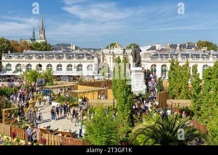 Francia, Meurthe et Moselle, Nancy, piazza Stanislas (ex piazza reale) costruita da Stanislas Leszczynski, re di Polonia e ultimo duca di Lorena nel XVIII secolo, patrimonio mondiale dell'UNESCO durante l'evento Jardin Ephemere 2023 che celebra il 40° anniversario dell'inserimento nell'elenco dei patrimoni dell'umanità dell'UNESCO e il 50° anniversario del gemellaggio con la città giapponese di Kanazawa, basato sul tema Air, vista dall'alto di piazza Stanislao con la statua del re Stanislao, qui arco e campanile della basilica di Sant'Epvre Foto Stock