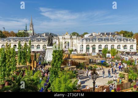 Francia, Meurthe et Moselle, Nancy, piazza Stanislas (ex piazza reale) costruita da Stanislas Leszczynski, re di Polonia e ultimo duca di Lorena nel XVIII secolo, patrimonio mondiale dell'UNESCO durante l'evento Jardin Ephemere 2023 che celebra il 40° anniversario dell'inserimento nell'elenco dei patrimoni dell'umanità dell'UNESCO e il 50° anniversario del gemellaggio con la città giapponese di Kanazawa, basato sul tema Air, vista dall'alto di piazza Stanislao con la statua del re Stanislao, qui arco e campanile della basilica di Sant'Epvre Foto Stock