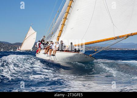 Francia, Var, Saint Tropez, Voiles de Saint Tropez 2017, in regata durante il Trofeo Rolex riservato alle barche a vela tradizionali, Hispania (D5), progettato dall'architetto navale scozzese William Fife per il re Alfonso XIII di Spagna e costruito nel 1909, Foto Stock