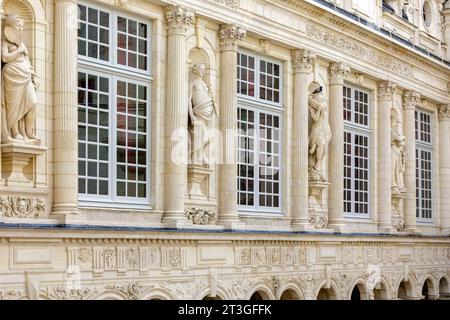 Francia, Charente Maritime, la Rochelle, statue sulla facciata del cortile interno costruite durante il XVI secolo in stile italiano sotto il regno di Enrico IV in quello che è il più antico stile di municipio in funzione della Francia (1298) Foto Stock