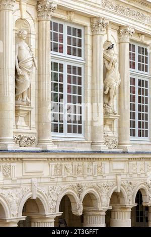 Francia, Charente Maritime, la Rochelle, statue sulla facciata del cortile interno costruite durante il XVI secolo in stile italiano sotto il regno di Enrico IV in quello che è il più antico stile di municipio in funzione della Francia (1298) Foto Stock