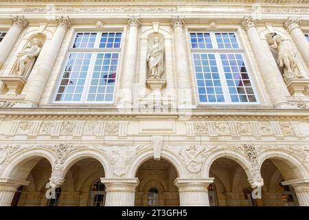 Francia, Charente Maritime, la Rochelle, statue sulla facciata del cortile interno costruite durante il XVI secolo in stile italiano sotto il regno di Enrico IV in quello che è il più antico stile di municipio in funzione della Francia (1298) Foto Stock