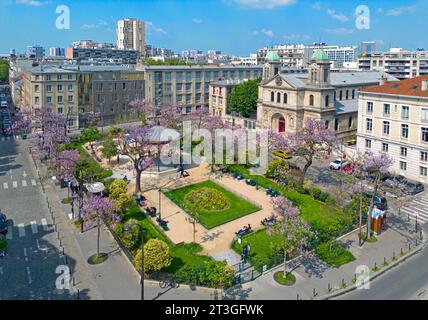 Francia, Parigi, piazza Bitche con giardino Serge Reggiani e chiesa di Saint Jacques-Saint Christophe de la Villette Foto Stock