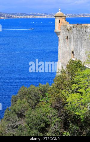 Francia, Alpes Maritimes, Cannes, isole di Lerins, isola di Sainte Marguerite, casa di guardia del forte reale (XVII secolo) che aveva l'uomo nella maschera di ferro come un famoso prigioniero Foto Stock