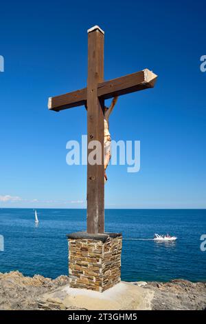 Francia, Pirenei Orientales, Cote Vermeille, Collioure, Croce accanto alla cappella di Saint-Vincent Foto Stock