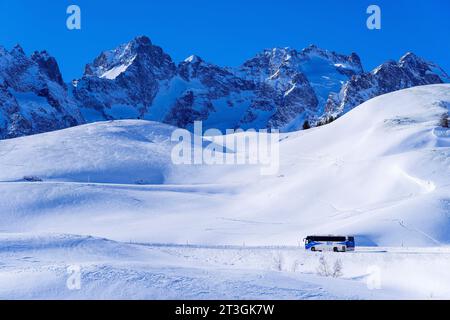 Francia, Hautes Alpes, Parco Nazionale di Ecrins, le Monetier les Bains, col du Lautaret (2057 m), autobus Zou dalla regione meridionale Foto Stock