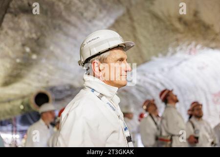 Remlingen Semmenstedt, Germania. 25 ottobre 2023. Thomas Lautsch, presidente della Federal Disposal Society (BGE), fa parte dell'asse il mine. Meyer, ministro dell'ambiente, dell'energia e della protezione del clima in bassa Sassonia, ha visitato il deposito di rifiuti nucleari dell'asse vicino a Remlingen per conoscere lo stato del recupero di scorie nucleari. L'ex miniera nei pressi di Remlingen, nel distretto di Wolfenbüttel, contiene circa 126.000 barili di scorie radioattive di basso e medio livello in 13 camere. Dato che l'acqua sta penetrando, l'impianto di stoccaggio deve essere pulito. Crediti: OLE Spata/dpa/Alamy Live News Foto Stock