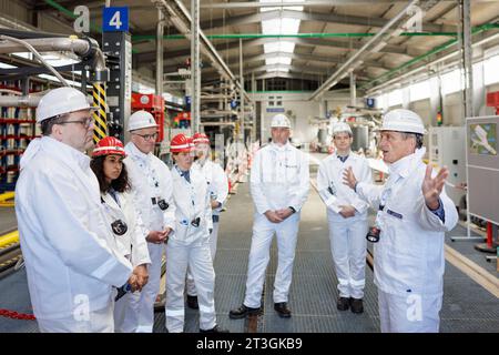 Remlingen Semmenstedt, Germania. 25 ottobre 2023. Christian Meyer (Bündnis 90/die Grünen), ministro dell'ambiente, dell'energia e della protezione del clima in bassa Sassonia, si trova nell'asse il mine. Meyer ha visitato il deposito di scorie nucleari di asse vicino a Remlingen per conoscere lo stato del recupero di scorie nucleari. L'ex miniera nei pressi di Remlingen, nel distretto di Wolfenbüttel, contiene circa 126.000 barili di scorie radioattive di basso e medio livello in 13 camere. Dato che l'acqua sta penetrando, l'impianto di stoccaggio deve essere pulito. Crediti: OLE Spata/dpa/Alamy Live News Foto Stock