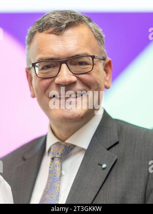 Florian Herrmann, Leiter der Staatskanzlei und Staatsminister fuer Bundesangelegenheiten und Medien, bei den Medientagen Muenchen MTM 23. Foto vom 25.10.2023. SOLO PER USO EDITORIALE *** Florian Herrmann, Capo della Cancelleria di Stato e Ministro di Stato per gli affari federali e i media, al Media Days Munich MTM 23 foto da 25 10 2023 SOLO USO EDITORIALE Copyright: epd-bild/TheoxKlein 231025 TK Medientage 52 credito: Imago/Alamy Live News Foto Stock