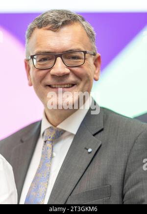 Florian Herrmann, Leiter der Staatskanzlei und Staatsminister fuer Bundesangelegenheiten und Medien, bei den Medientagen Muenchen MTM 23. Foto vom 25.10.2023. SOLO PER USO EDITORIALE *** Florian Herrmann, Capo della Cancelleria di Stato e Ministro di Stato per gli affari federali e i media, al Media Days Munich MTM 23 foto da 25 10 2023 SOLO USO EDITORIALE Copyright: epd-bild/TheoxKlein 231025 TK Medientage 53 credito: Imago/Alamy Live News Foto Stock