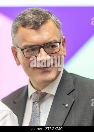 Florian Herrmann, Leiter der Staatskanzlei und Staatsminister fuer Bundesangelegenheiten und Medien, bei den Medientagen Muenchen MTM 23. Foto vom 25.10.2023. SOLO PER USO EDITORIALE *** Florian Herrmann, Capo della Cancelleria di Stato e Ministro di Stato per gli affari federali e i media, al Media Days Munich MTM 23 foto da 25 10 2023 SOLO USO EDITORIALE Copyright: epd-bild/TheoxKlein 231025 TK Medientage 51 credito: Imago/Alamy Live News Foto Stock