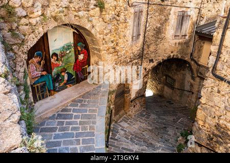 Francia, Alpi marittime, Parco Nazionale del Mercantour, Roubion, circuito Portes Peintes nel villaggio Foto Stock