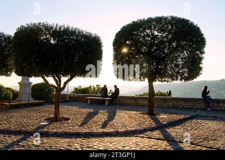 Francia, Alpi marittime, Saint Paul de Vence, famoso villaggio arroccato sulla Costa Azzurra (Côte d'Azur), passeggiata sui bastioni Foto Stock