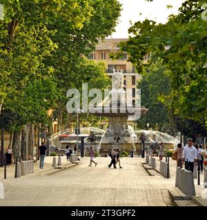 Francia, Bouches du Rhone, Aix en Provence, Cours Mirabeau, Main avenue, fontana la rotonde sullo sfondo Foto Stock