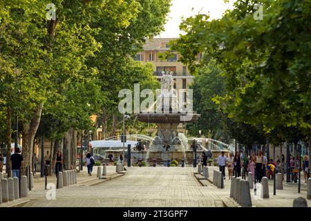 Francia, Bouches du Rhone, Aix en Provence, Cours Mirabeau, Main avenue, fontana la rotonde sullo sfondo Foto Stock