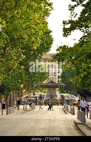 Francia, Bouches du Rhone, Aix en Provence, Cours Mirabeau, Main avenue, fontana la rotonde sullo sfondo Foto Stock