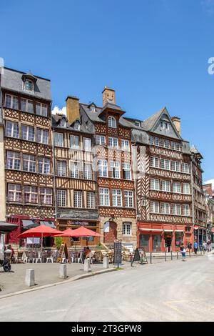 Francia, Ille et Vilaine, Rennes, Champ-Jacquet square è rivestito con il XVII secolo metà case con travi di legno Foto Stock