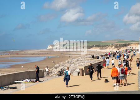 Francia, Pas de Calais, Wissant, turisti sulla diga con Cape Blanc Nez sullo sfondo Foto Stock