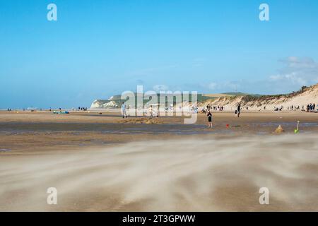 Francia, Pas de Calais, Wissant, turisti sulla spiaggia con il Cape Blanc Nez in background Foto Stock