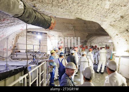 Remlingen Semmenstedt, Germania. 25 ottobre 2023. Un gruppo di visitatori si trova accanto a un serbatoio di raccolta per la soluzione caustica contaminata radioattivamente nel deposito di rifiuti nucleari di asse. Nell'ex miniera vicino a Remlingen, nel distretto di Wolfenbüttel, circa 126.000 barili di scorie radioattive di basso e medio livello sono immagazzinati in 13 camere. Dato che l'acqua sta penetrando, l'impianto di stoccaggio deve essere pulito. Crediti: OLE Spata/dpa/Alamy Live News Foto Stock