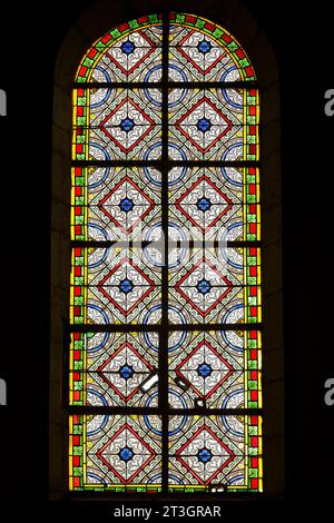 Francia, Meurthe et Moselle, Pays du Saintois (regione dei Saintois), Ceintrey, chiesa di Saint Remy costruita nel XVIII secolo, vetrate colorate della navata con motivi geometrici Foto Stock