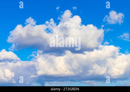 grande nuvola bianca cumulus su cielo blu. nuvole bianche di cumulus Foto Stock