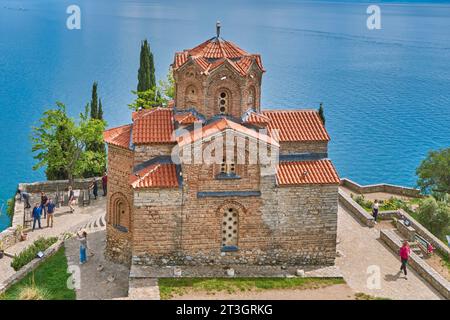 Macedonia del Nord, Ocrida, dichiarata Patrimonio dell'Umanità dall'UNESCO, la chiesa di San Giovanni Teologo di Kaneo (sveti Jovan Bogoslov) del XIII secolo si affaccia sul lago di Ocrida Foto Stock