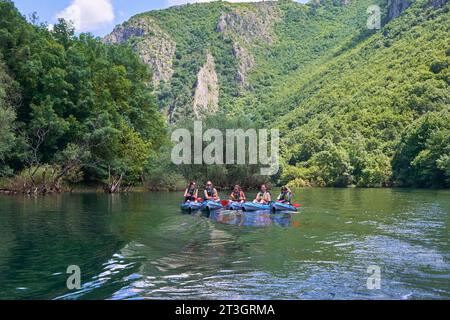 Macedonia del Nord, sarai, il lago Matka alimentato dal fiume Treska, nel suo canyon, kayak Foto Stock