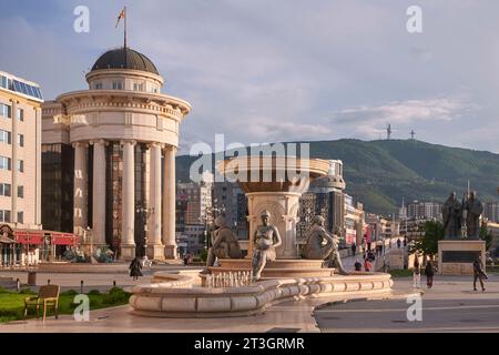 Macedonia del Nord, Skopje, la Fontana delle madri di Macedonia e il Monte Vodno sullo sfondo Foto Stock