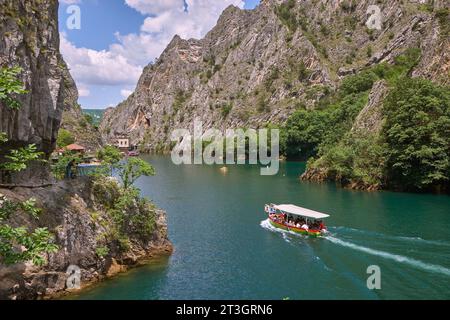 Macedonia del Nord, sarai, il lago Matka alimentato dal fiume Treska, nel suo canyon Foto Stock