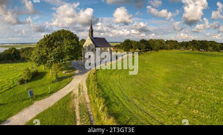 Francia, somme, Baie de somme, Saint-Valery-sur-somme, le Cap Hornu, la chapelle des Marins e Saint-Valery (vista aerea) Foto Stock