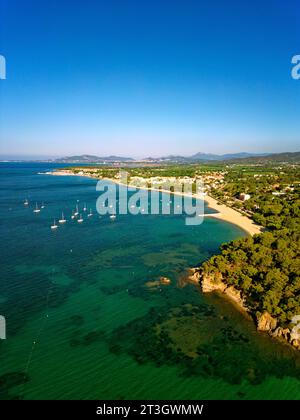 Francia, Var, Corniche des Maures, le Lavandou, porto (vista aerea) Francia, Var (83), Corniche des Maures, la Londe-les-Maures, plage de l'Argentière Foto Stock