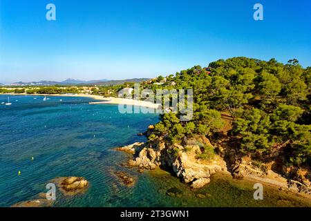 Francia, Var, Corniche des Maures, le Lavandou, porto (vista aerea) Francia, Var (83), Corniche des Maures, la Londe-les-Maures, plage de l'Argentière Foto Stock