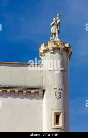 Francia, meurthe et Moselle, Saint Nicolas de Port, la torre di Giovanna d'Arco, costruita nel 1903 da un fotografo di Saint Nicolas de Port, Augustin Noroy, all'11 di Rue des Benedictins. Sembra una torre con in cima una statua di Giovanna d'Arco che potrebbe essere venuta alla basilica per pregare nel 1429. La facciata della torre è decorata con lo stemma di Giovanna d'Arco. Foto Stock