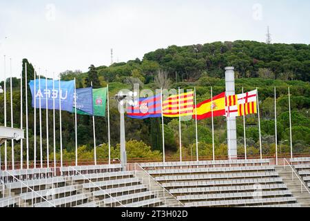 Barcellona, Spagna. 25 ottobre 2023. FC Barcelona, Catalogna e Spagna bandiere durante la partita di UEFA Champions League, gruppo H, tra FC Barcelona e FC Shakhtar Donestz ha giocato al Lluis Companys Stadium il 25 ottobre 2023 a Barcellona, in Spagna. (Foto di Bagu Blanco/PRESSINPHOTO) crediti: PRESSINPHOTO SPORTS AGENCY/Alamy Live News Foto Stock