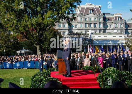 Il presidente degli Stati Uniti Joe Biden e il primo ministro australiano Anthony Albanese ascoltano gli inni nazionali durante la cerimonia di benvenuto alla Casa Bianca di Washington, DC mercoledì 25 ottobre 2023. I Bidens ospitano il PM per una visita ufficiale negli Stati Uniti. Credito: Yuri Gripas/Pool tramite CNP Foto Stock