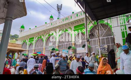 Le persone che visitano l'antica Tomba sufi del santo sufi Khawaja Moinuddin Chishti dargah di giorno vengono scattate al Khwaja Gharib Nawaz Dargah Sharif ad ajmer r Foto Stock