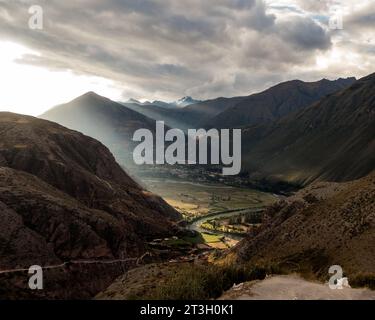 Alla fine della giornata, il sole illumina i prati della valle vicino a Maras in Perù Foto Stock