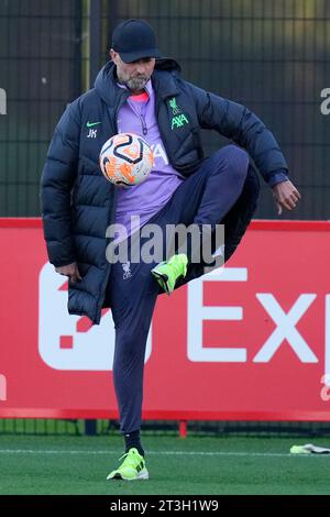 Jurgen Klopp manager del Liverpool giocherà durante l'Europa League Training Session presso l'AXA Training Centre, Kirkby, Regno Unito, 25 ottobre 2023 (foto di Steve Flynn/News Images) Foto Stock