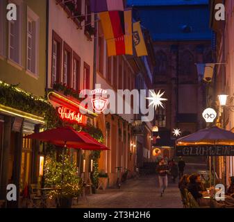 Stoccolma, Svezia – 28 novembre 2022: Old Town Street di notte, vibranza natalizia Foto Stock