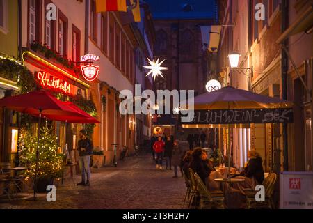 Stoccolma, Svezia – 28 novembre 2022: Old Town Street di notte, vibranza natalizia Foto Stock