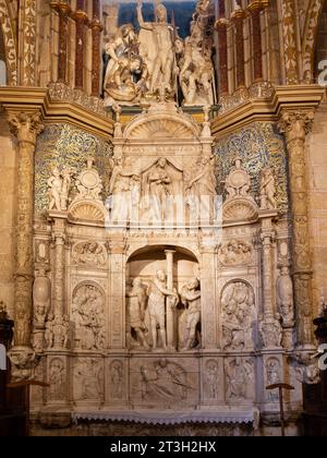 Avila, Spagna, 07.10.21. Pala d'alabastro con scene della passione di Cristo e della Flagellazione di Villoldo e Frias, cattedrale di Avila. Foto Stock