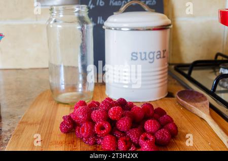 Attrezzature per la preparazione di marmellate, tra cui lamponi freschi e teglia per la conservazione Foto Stock