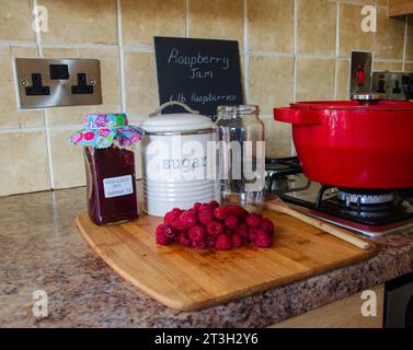 Attrezzature per la preparazione di marmellate, tra cui lamponi freschi e teglia per la conservazione Foto Stock