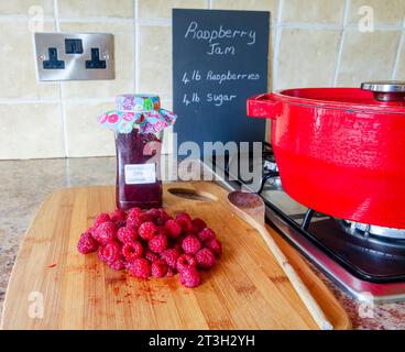 Attrezzature per la preparazione di marmellate, tra cui lamponi freschi e teglia per la conservazione Foto Stock