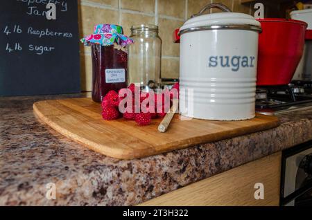 Attrezzature per la preparazione di marmellate, tra cui lamponi freschi e zucchero Foto Stock