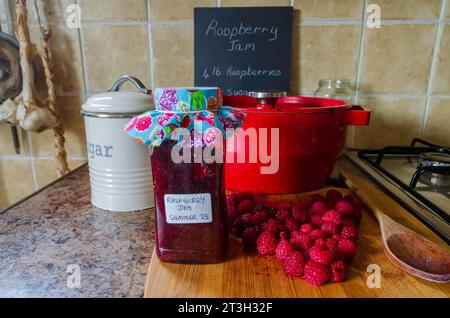 Attrezzature per la preparazione di marmellate, tra cui lamponi freschi e teglia per la conservazione Foto Stock